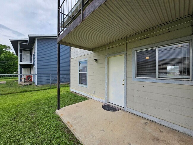 Building Photo - RENT SPECIAL - AVAILABLE NOW!