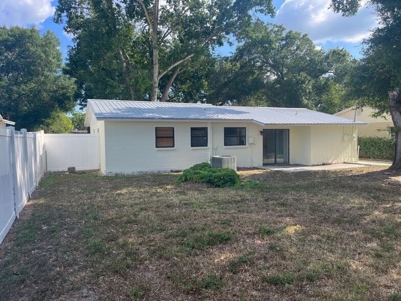 Building Photo - 708 Fairmont Dr