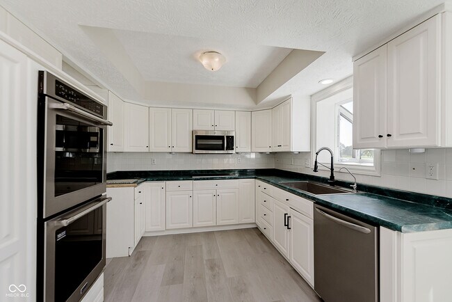 Building Photo - 3037 Golfview Dr