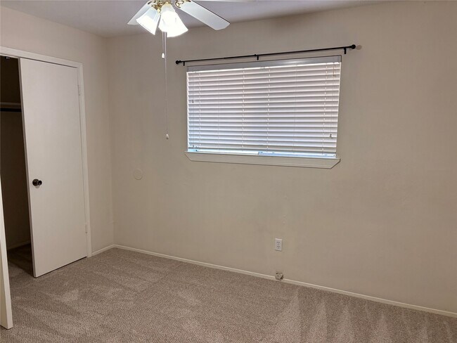 Building Photo - 1007 Stoneleigh Ct