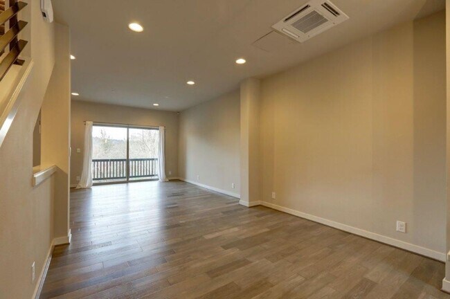 Building Photo - Immaculate and Spacious 2 Bedroom/1.75 Issaquah Townhome!