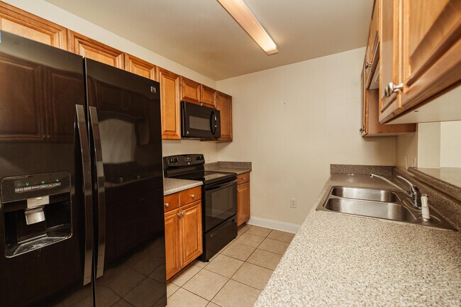Building Photo - 748 Majestic Dr