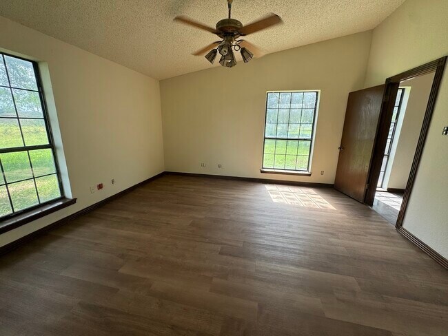 Building Photo - 1417 FM 969