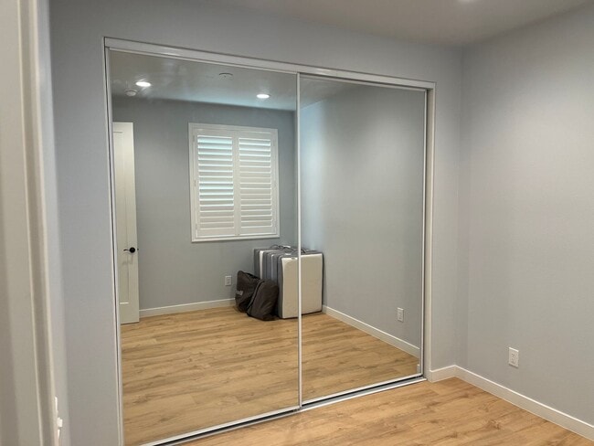 Building Photo - 3 Bedroom/ 3 Bathroom Home in Huntington B...