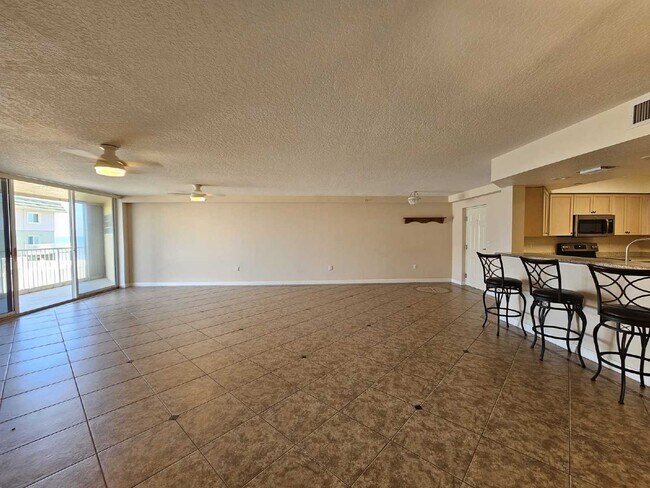 Building Photo - Seaside Serenity Awaits: Spacious 3-Bedroo...
