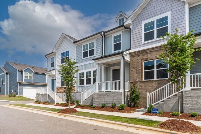 Building Photo - Cozy Townhome with 2 car garage!
