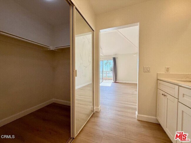 Building Photo - 574 Island View Cir