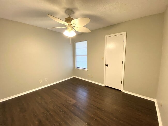 Building Photo - Spacious Jenks 4-Bedroom with NO Carpets &...