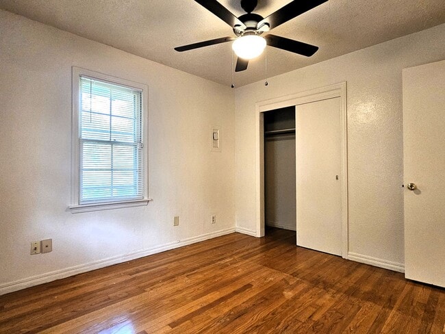 Building Photo - Lovely 2 Bedroom Home With A 1 Car Garage!...