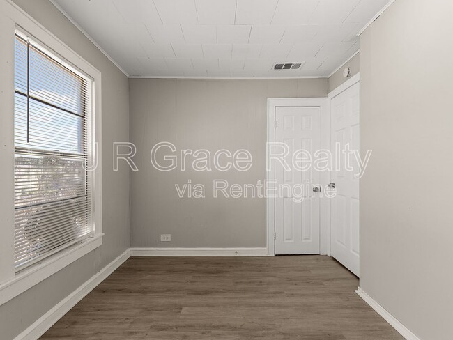 Building Photo - 1801 Reuter Ave
