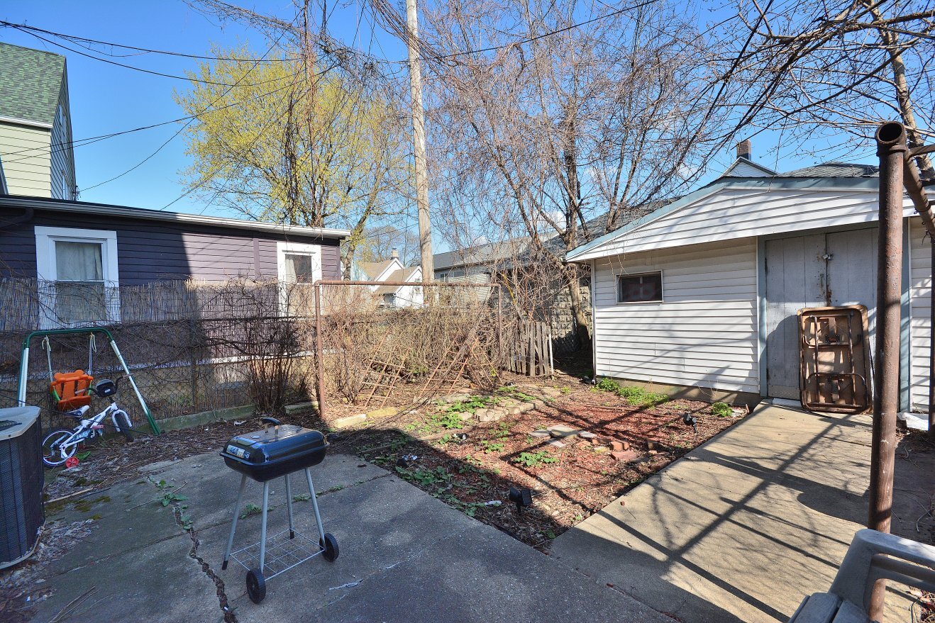 Building Photo - 818-820-820 E Brady St