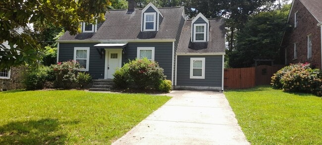 Building Photo - COMING SOON - 2 Bedroom 2 Bath home with f...