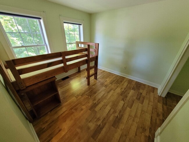 Building Photo - $4200 - 4 Bed / 2.5 Bath Single Family Home in Merrimack on a Cul-de-sac!