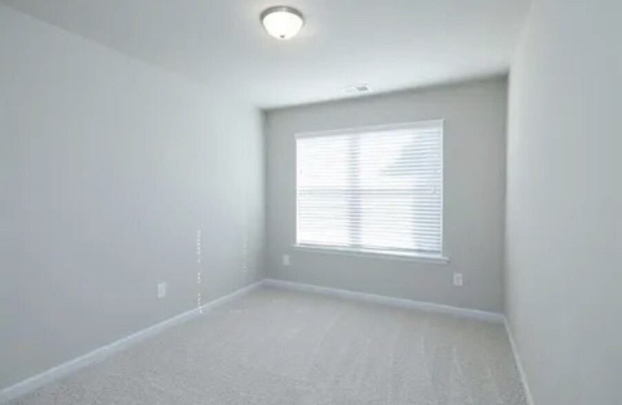 Building Photo - 275 Turtle Creek Dr