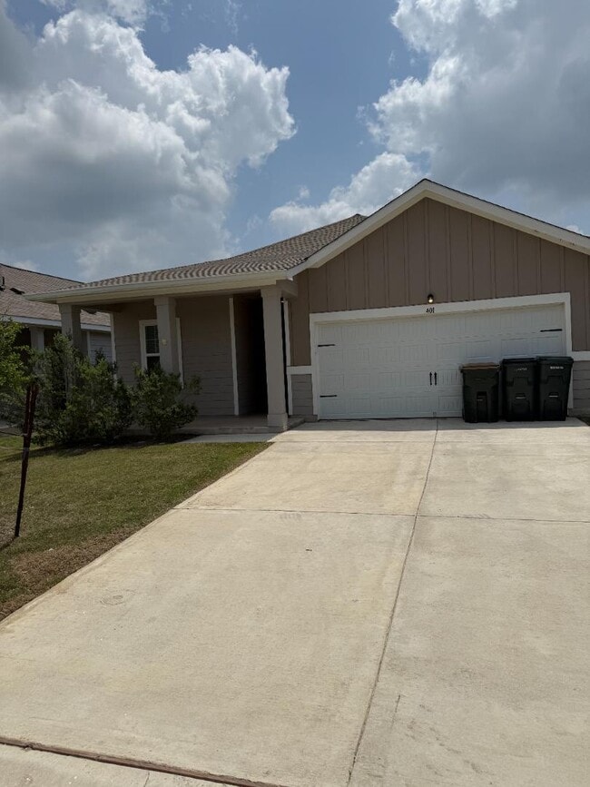 Building Photo - 401 Wren Ln