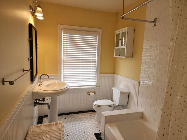 Building Photo - Spacious 3BR/3BA in Sought- After Queen Anne Location