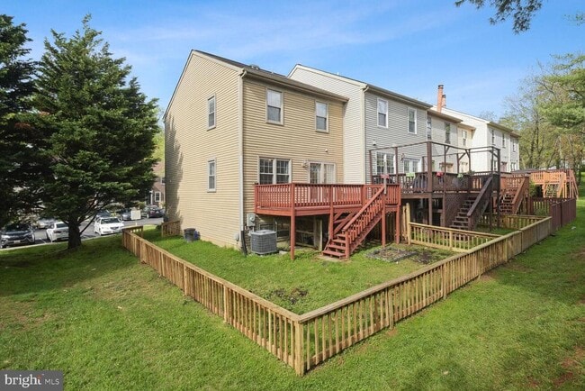 Building Photo - 3010 Mozart Dr