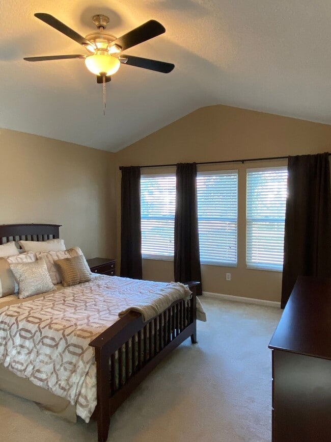 Building Photo - Fully Furnished Town House 3 Bedroom/2.5 B...