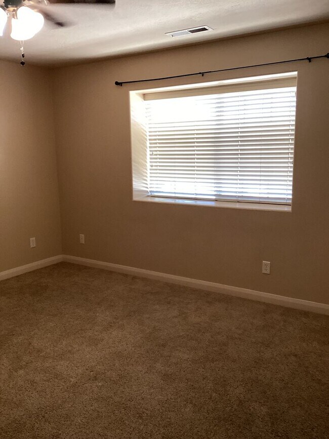 Building Photo - 340 1425 N St