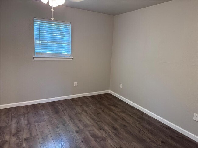 Building Photo - 901 Parmer Ave