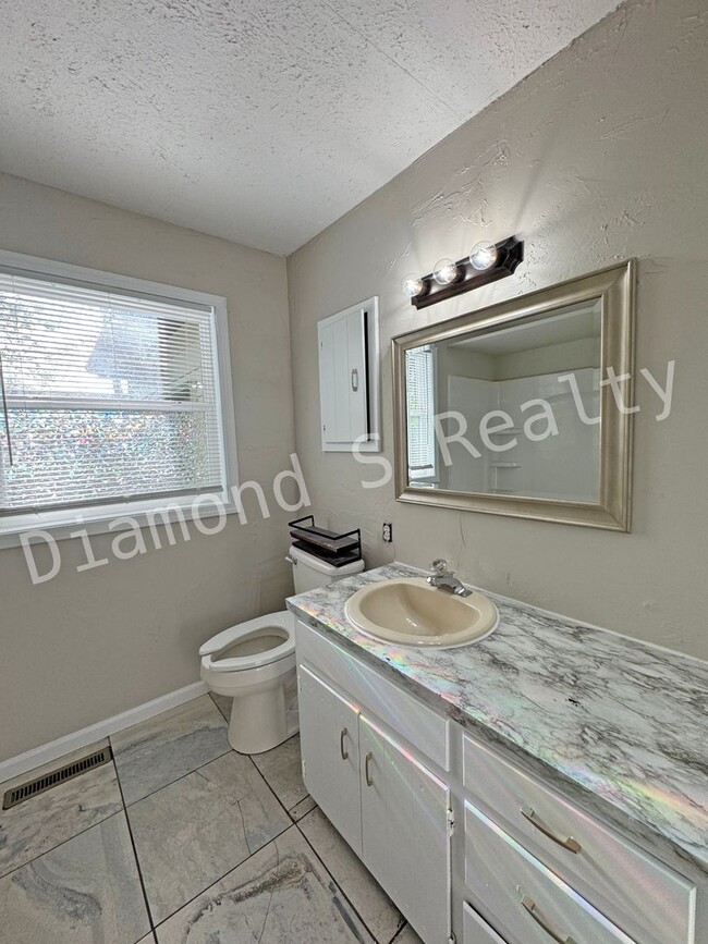 Building Photo - Cute 3 bedroom Home Available Now!