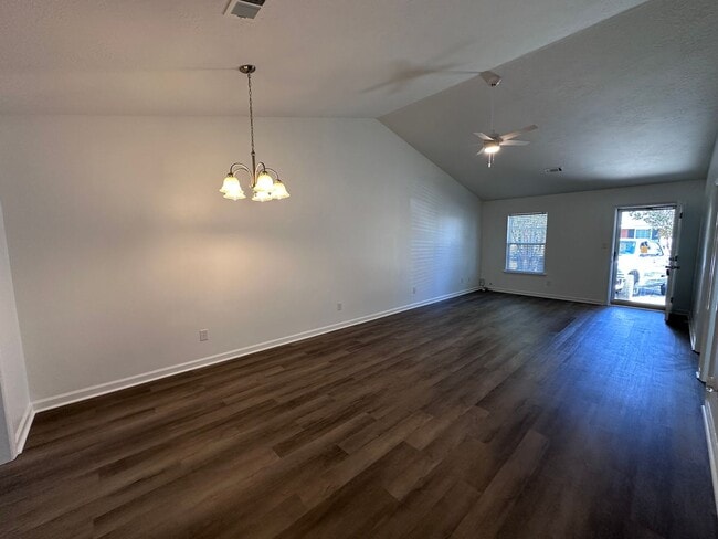 Building Photo - UPDATED TOWNHOME IN EVANS
