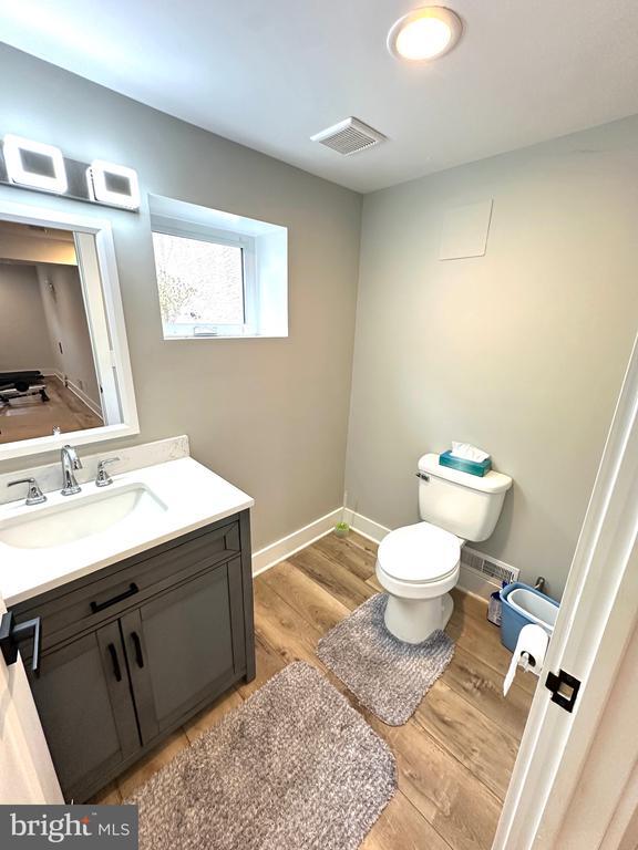 Building Photo - 842 E Cathedral Rd