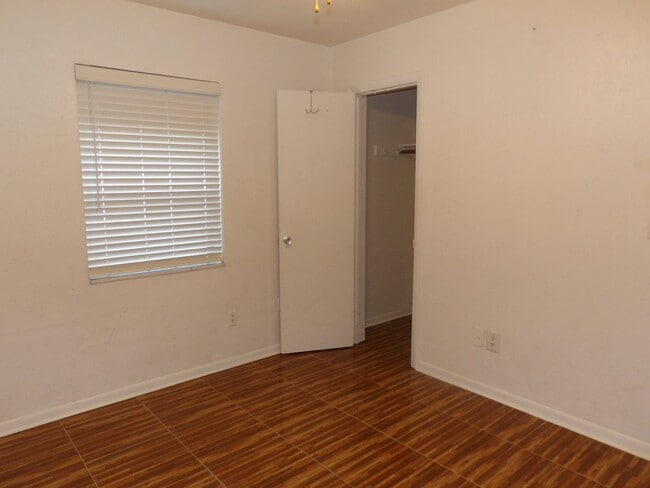 Building Photo - Cute 2 Bedroom 1 Bath with huge Screen Porch * Call Sheila M at 386-804-6675