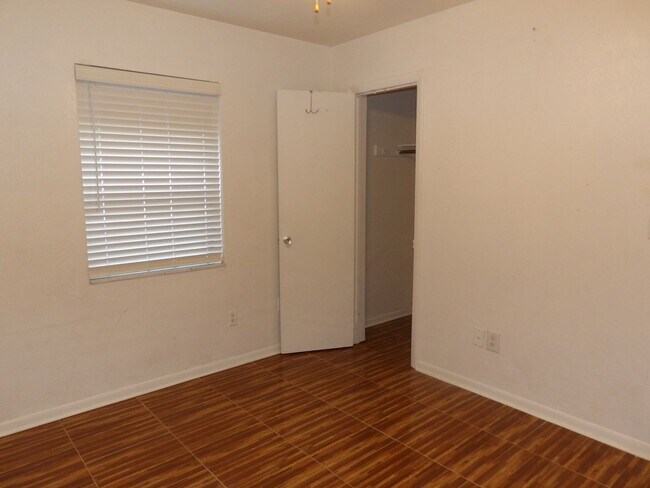 Building Photo - Cute 2 Bedroom 1 Bath with huge Screen Porch