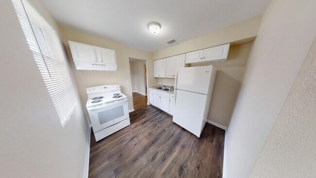 Building Photo - 3 bedroom 1 bathroom house