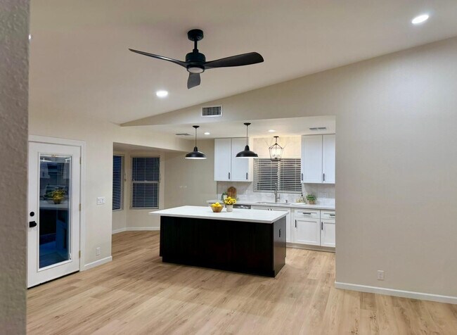 Building Photo - 7331 W Windrose Dr