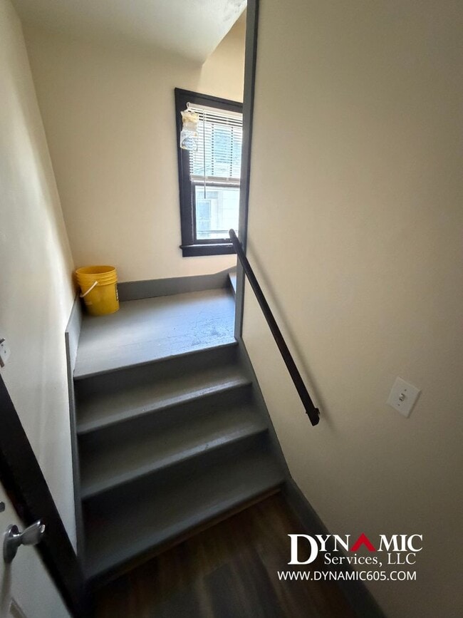 Building Photo - Upper Level 2 Bedroom, 1 Bathroom Duplex - Tenant Pays ALL Utilities
