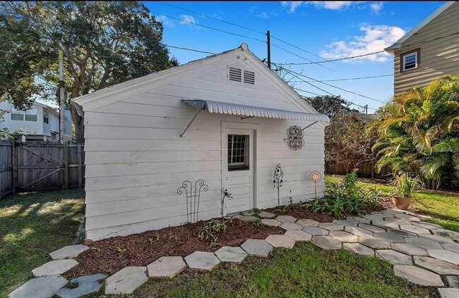 Building Photo - 316 18th Ave NE