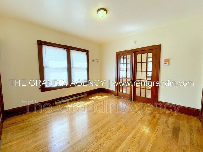 Building Photo - 1129 Stewart Ave SE