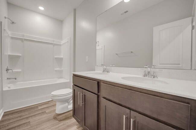 Building Photo - Spacious 5-Bedroom Home with Modern Upgrad...