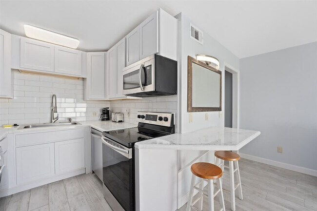 Building Photo - 8743 Thomas Dr