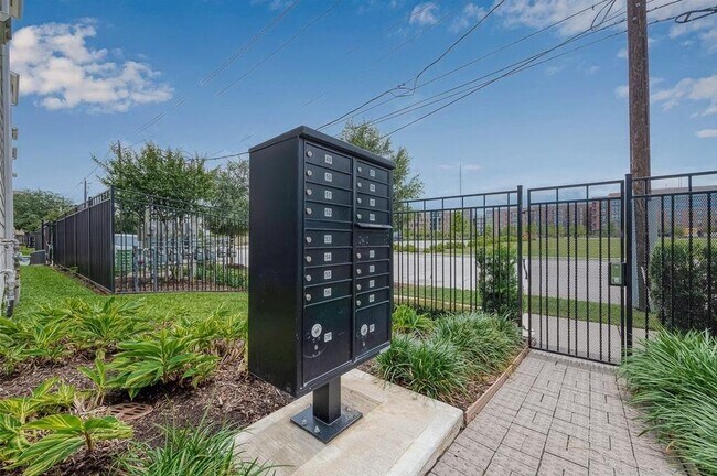 Building Photo - 2759 Clinton Dr