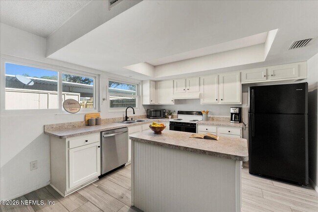 Building Photo - 8140 Sutton Pl N