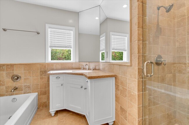 Main Bathroom - 4710 Cartwright Ave