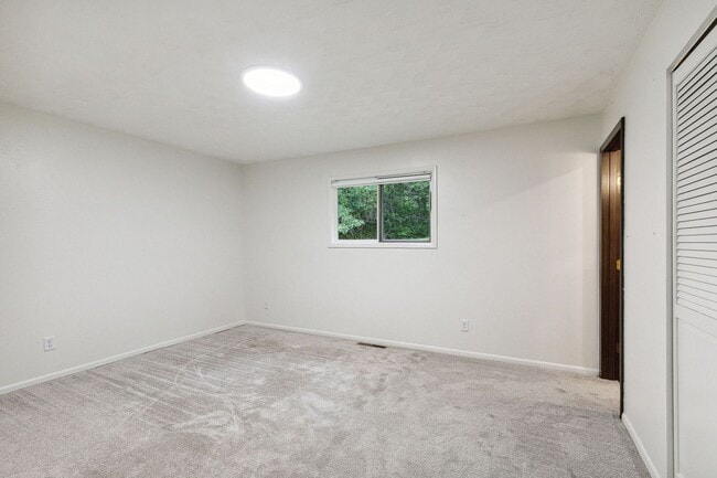 Building Photo - 3 Bed, 2.5 Bath House in the Rattlesnake