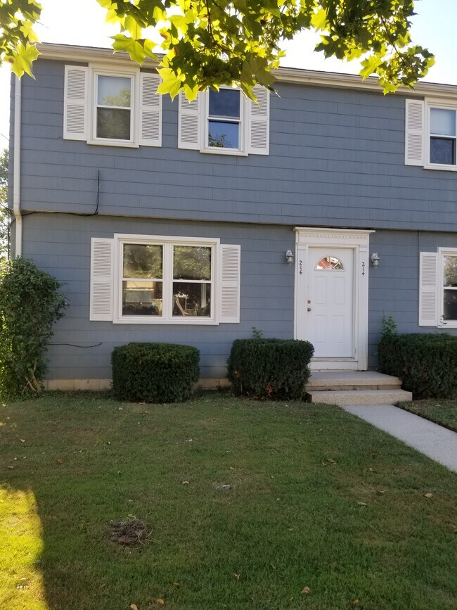 Primary Photo - 216 S Summit St