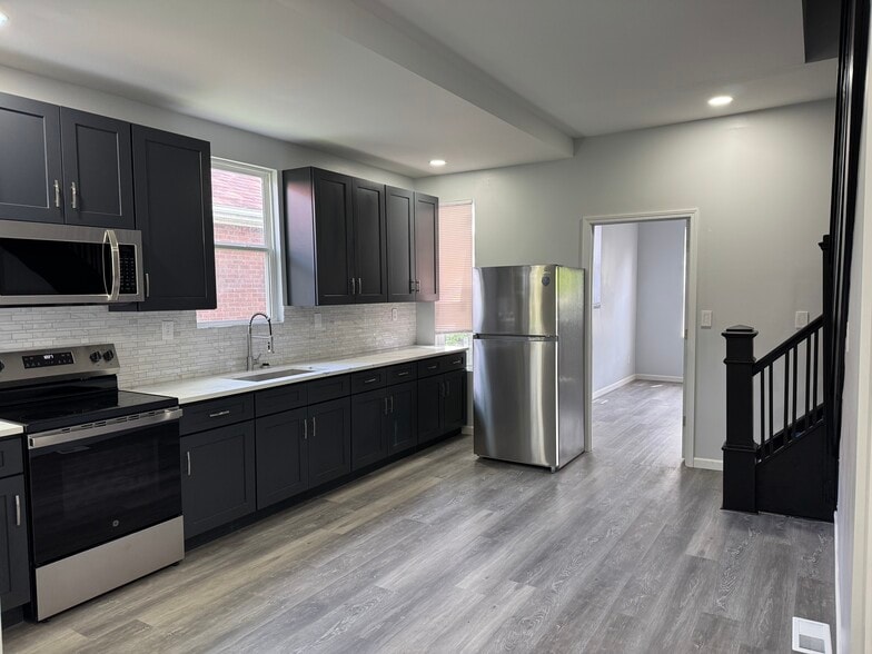 Eat-In Kitchen - 826 Sycamore St