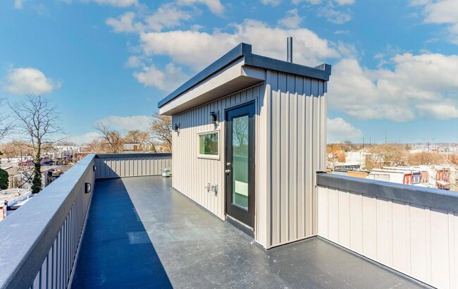 Building Photo - 721 N Dekalb St