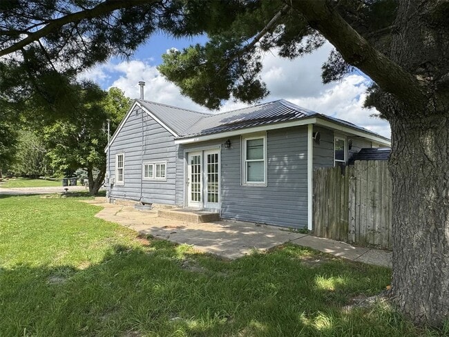 Building Photo - Cozy 2-Bedroom Cedar Rapids Home With Large Yard!