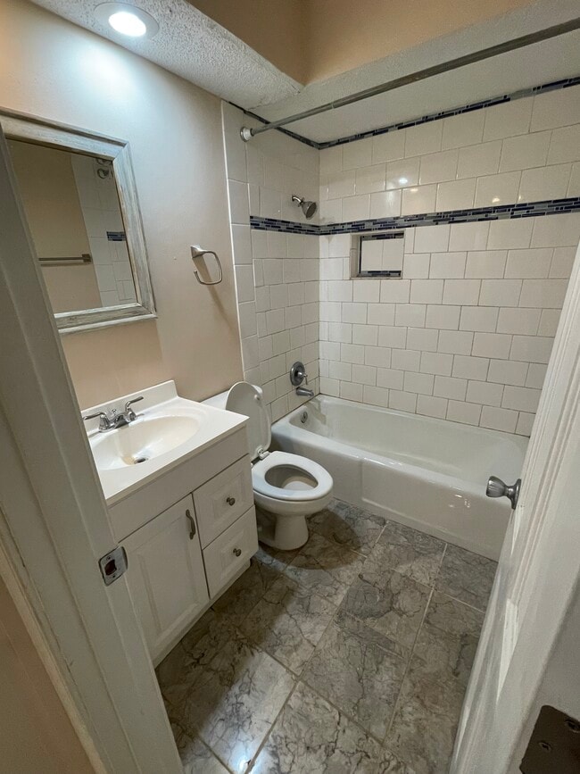 Building Photo - 3602 Gillham Rd