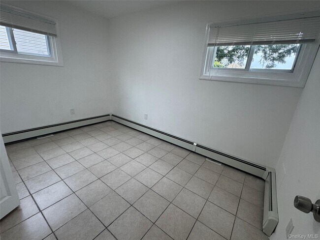 Building Photo - 33 Clarissa Dr