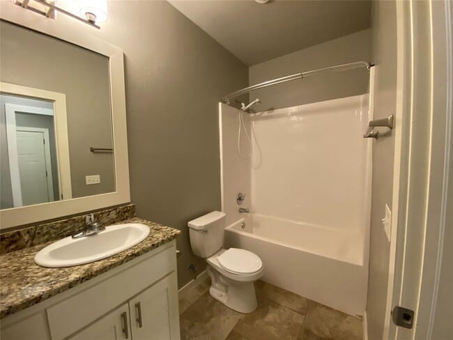 Building Photo - 809 Lakeview Dr