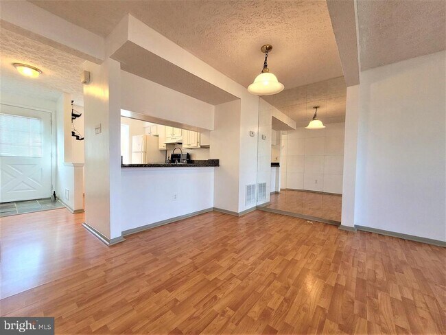 Building Photo - 8072 Grandview Ct