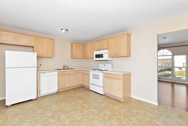Building Photo - Renovated Spacious Townhomes