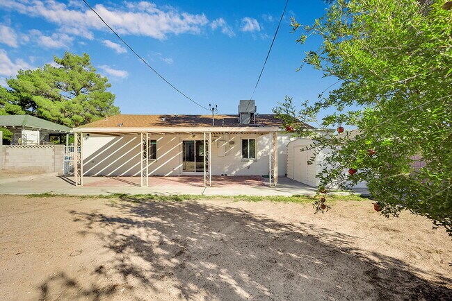 Building Photo - Beautifully updated 3-bedroom, 2-bath sing...